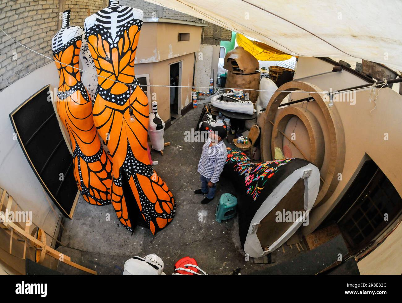 Non esclusiva: 19 ottobre 2022, Città del Messico, Messico: Artigiani del gruppo artigianale Jaen, guidati dall'artista Raymundo Medina, durante la produzione di monume Foto Stock