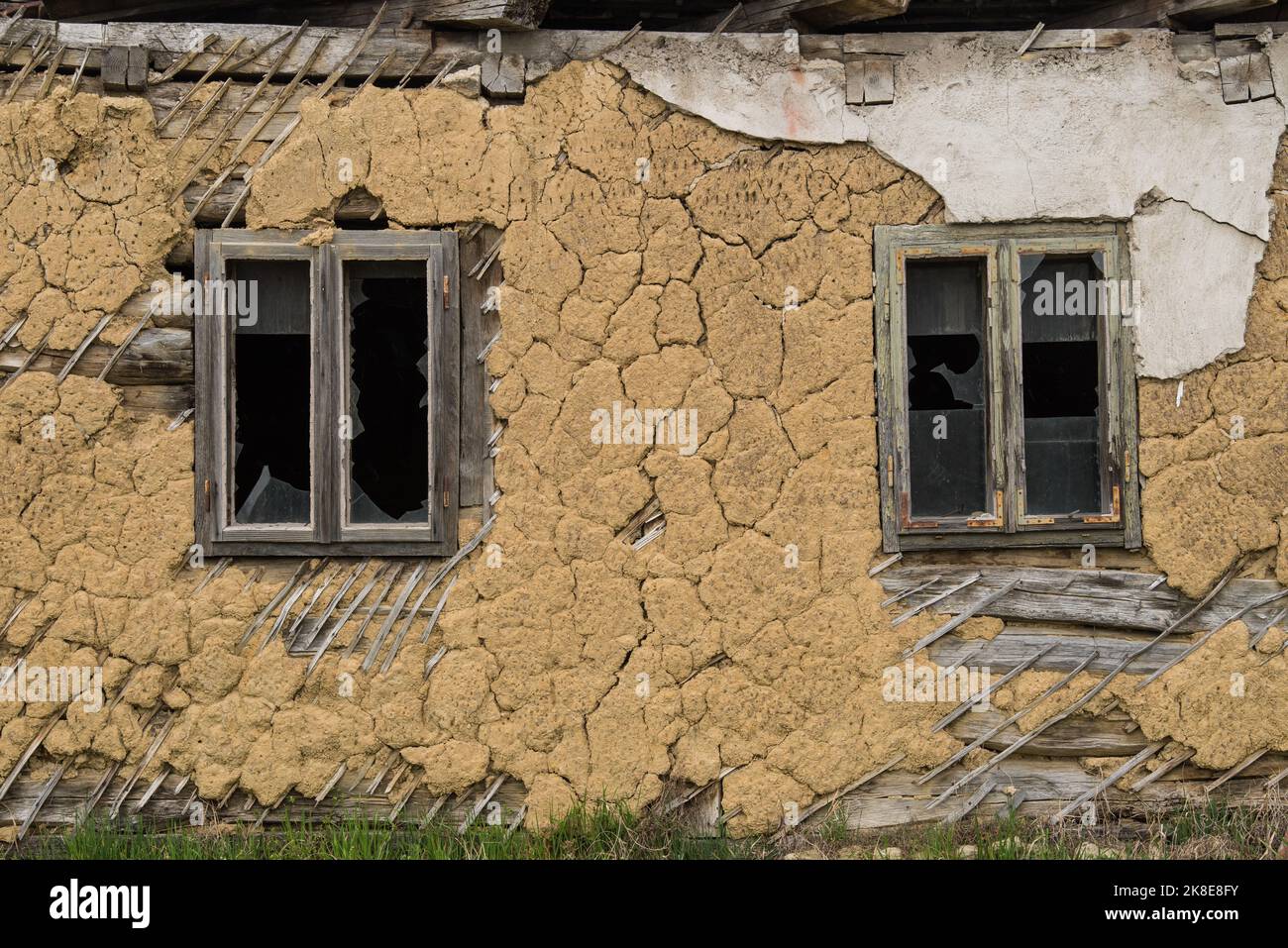 Croazia, 20,2022 ottobre : facciata di fango e paglia su vecchia casa di legno. Foto Stock