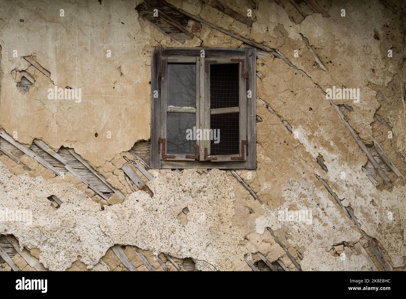 Croazia, 20,2022 ottobre : facciata di fango e paglia su vecchia casa di legno. Foto Stock