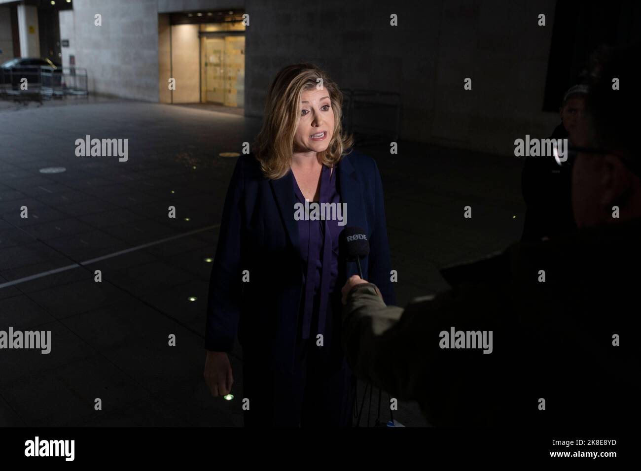 Leader della Camera dei Comuni e candidato conservatore di leadership Penny Mordaunt parla ai media al di fuori della BBC Broadcasting House a Londra, dopo essere comparso sul programma di affari correnti della BBC One, domenica con Laura Kuenssberg. Data immagine: Domenica 23 ottobre 2022. Foto Stock