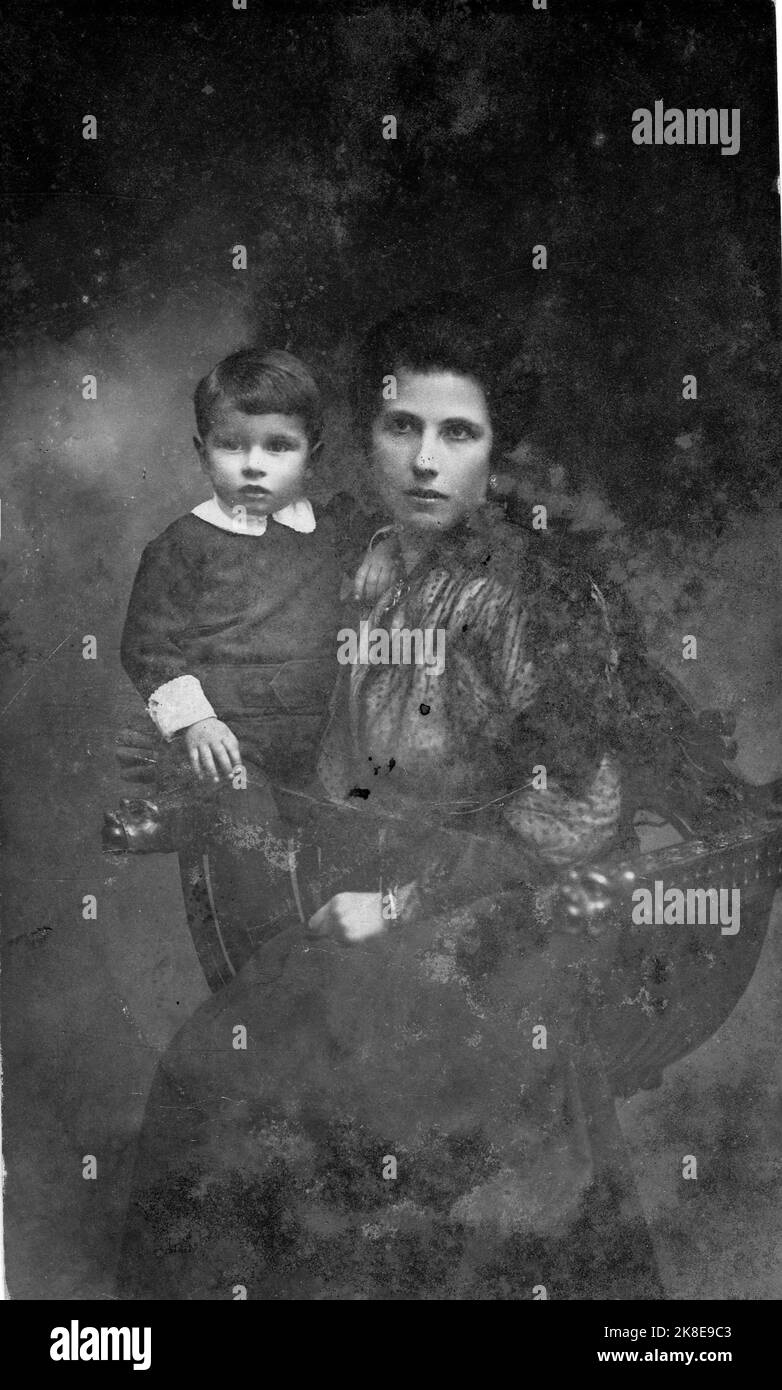 Carlo Gnocchi (San Colombano al Lambro, 25 ottobre 1902 – Milano, 28 febbraio 1956) è stato un presbitero, educatore, attrista e scrittore italiano. È stato detto beato da Papa Benedetto XVI nel 2009 fu cappellano militare degli alpini durante la seconda Guerra mondiale e, un seguito della tragica esperienza della Guerra, si adoperò ad allevare le piaghe di sofferenza e di miseria create da quest'ultima.(Wikipedia) Foto Stock