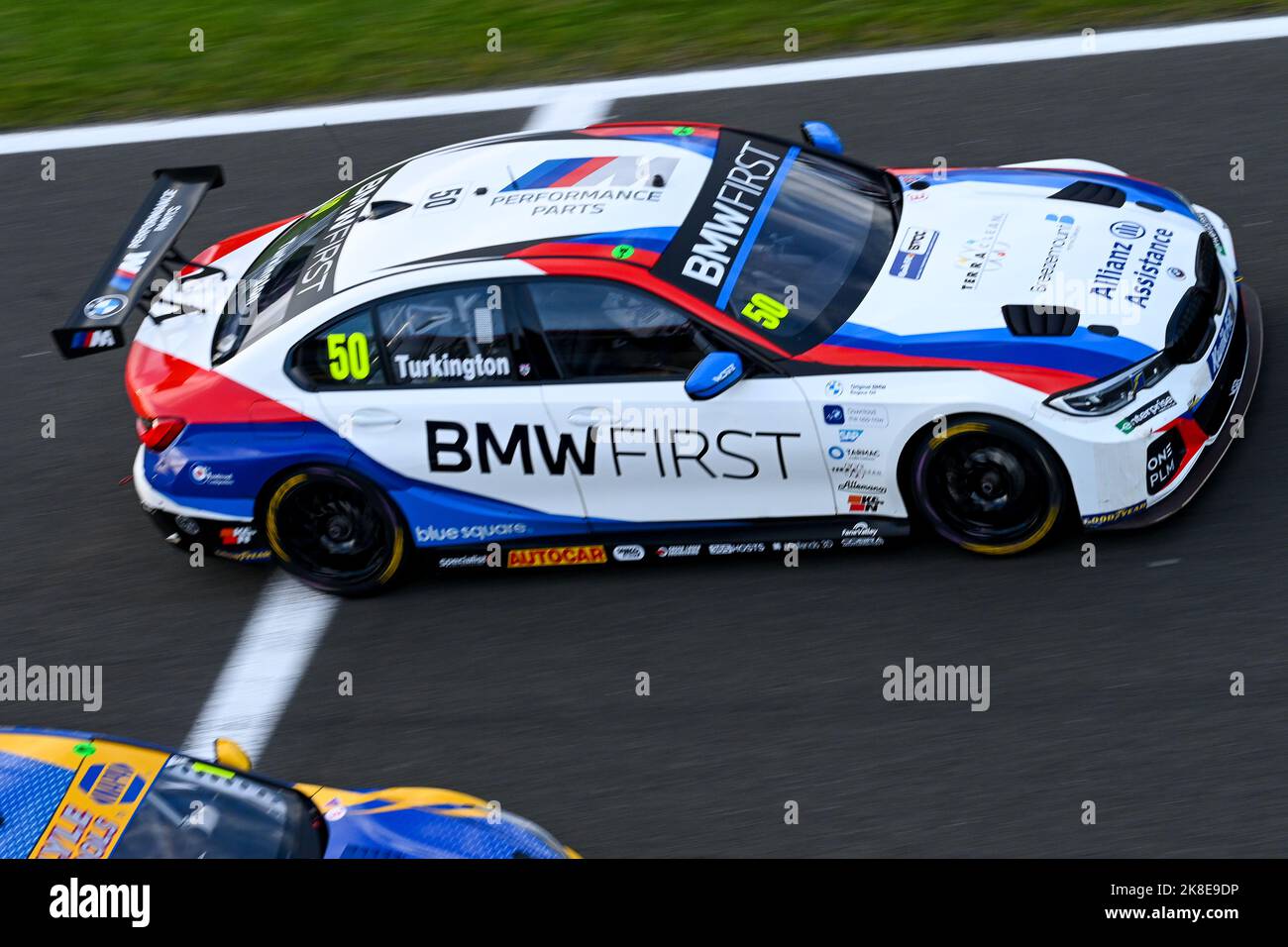 BTCC, British Touring Car Championship Final Round of 2022 a Brands Hatch, Colin Turkington corse oltre il traguardo Foto Stock