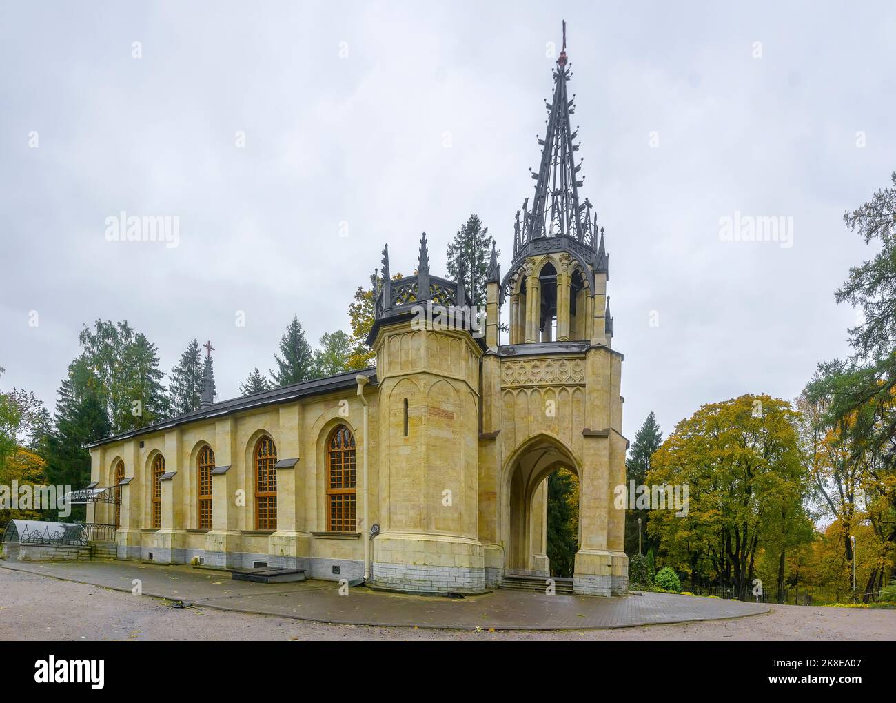 Chiesa neogotica di Pietro e Paolo nel parco Shuvalovsky a San Pietroburgo in autunno nuvoloso. Foto Stock