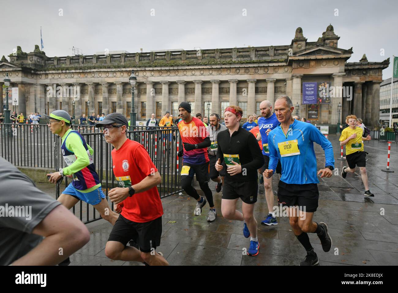 Edimburgo Scozia, Regno Unito 23 ottobre 2022. Mens and Women’s 10K run passa davanti alla National Gallery of Scotland on the Mound. Credit sst/alamy live news Foto Stock