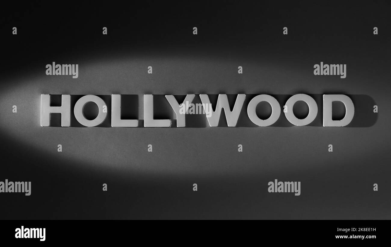 Hollywood - Parola singola con lettere stampate, vecchio stile cinematografico. Fotografia in bianco e nero Foto Stock