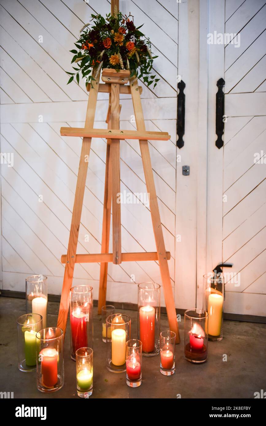 Decorazioni interne con candele colorate Foto Stock