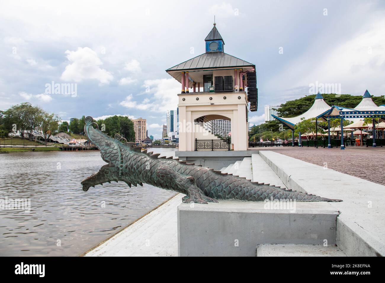 Kuching Malaysia Sep 3rd 2022:scultura in coccodrillo stilizzato di bronzo sulla sponda del fiume Sarawak a Kuching, Sarawak Malesia. Foto Stock