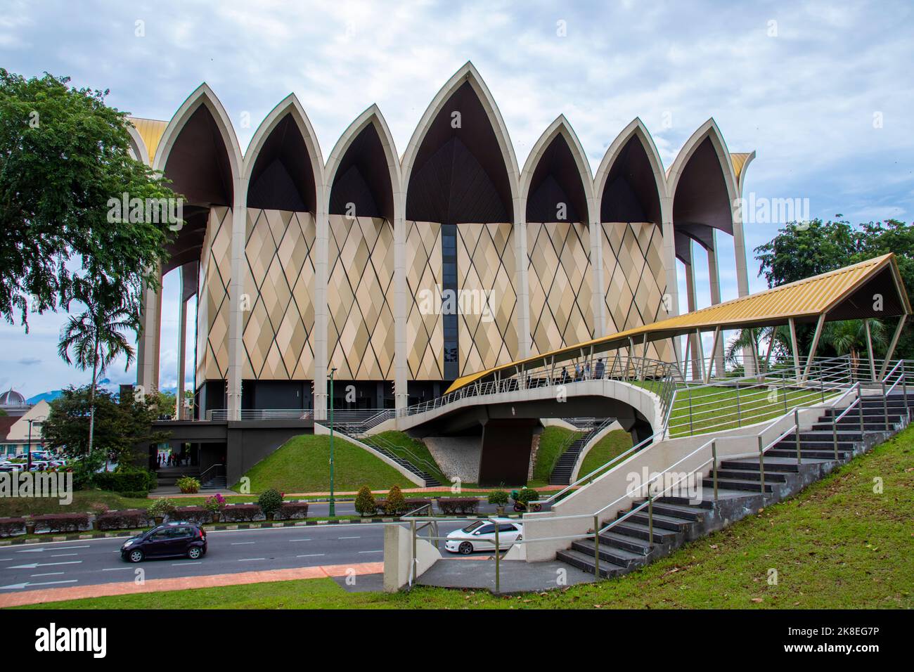 Kuching Malesia 3rd set 2022: Vista esterna del Museo delle Culture del Borneo. Un moderno edificio a cinque piani con un design architettonico distintivo Foto Stock