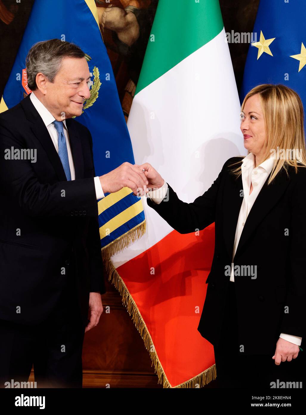 Il primo ministro uscente italiano, Mario Draghi e il nuovo primo ministro italiano, Giorgia Meloni, durante la cerimonia di consegna della campana del ministro Foto Stock