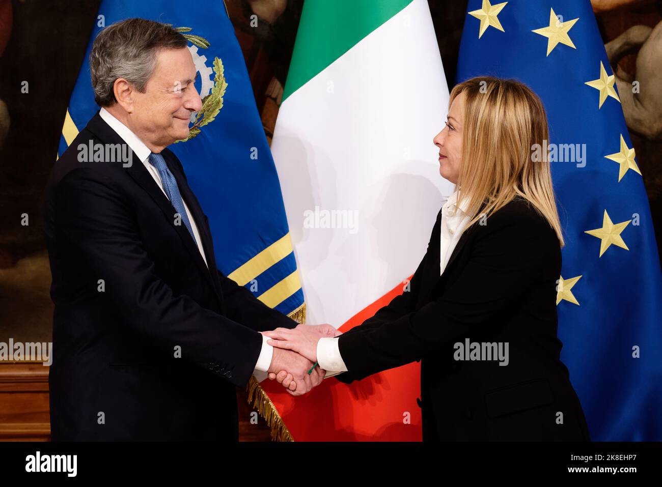 Il primo ministro uscente dell'Italia, Mario Draghi e il nuovo primo ministro italiano, Giorgia Meloni Foto Stock