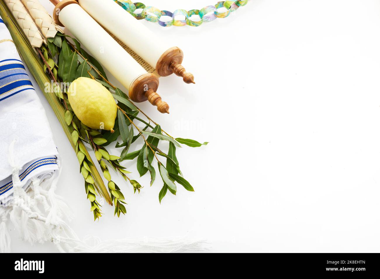 Festa ebraica di Sukkot. Simboli tradizionali estrog e lulav - agrumi e palma. Foto Stock