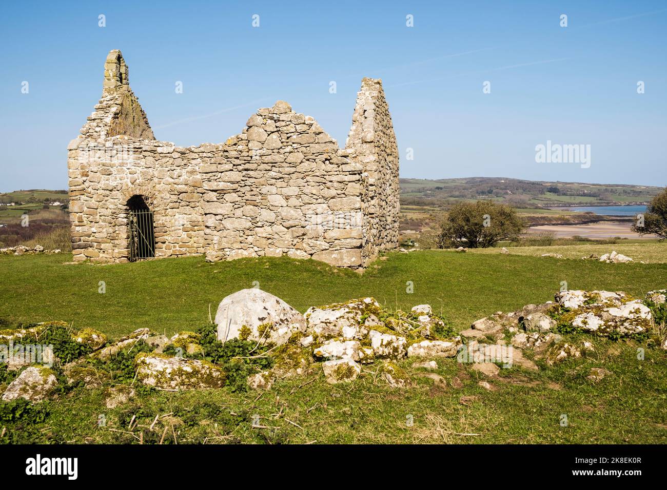 Capel Lligwy rovine resti di piccola cappella del 12 ° secolo con aggiunte 16 ° secolo. Moelfre, Isola di Anglesey, Galles del nord, Regno Unito, Gran Bretagna Foto Stock