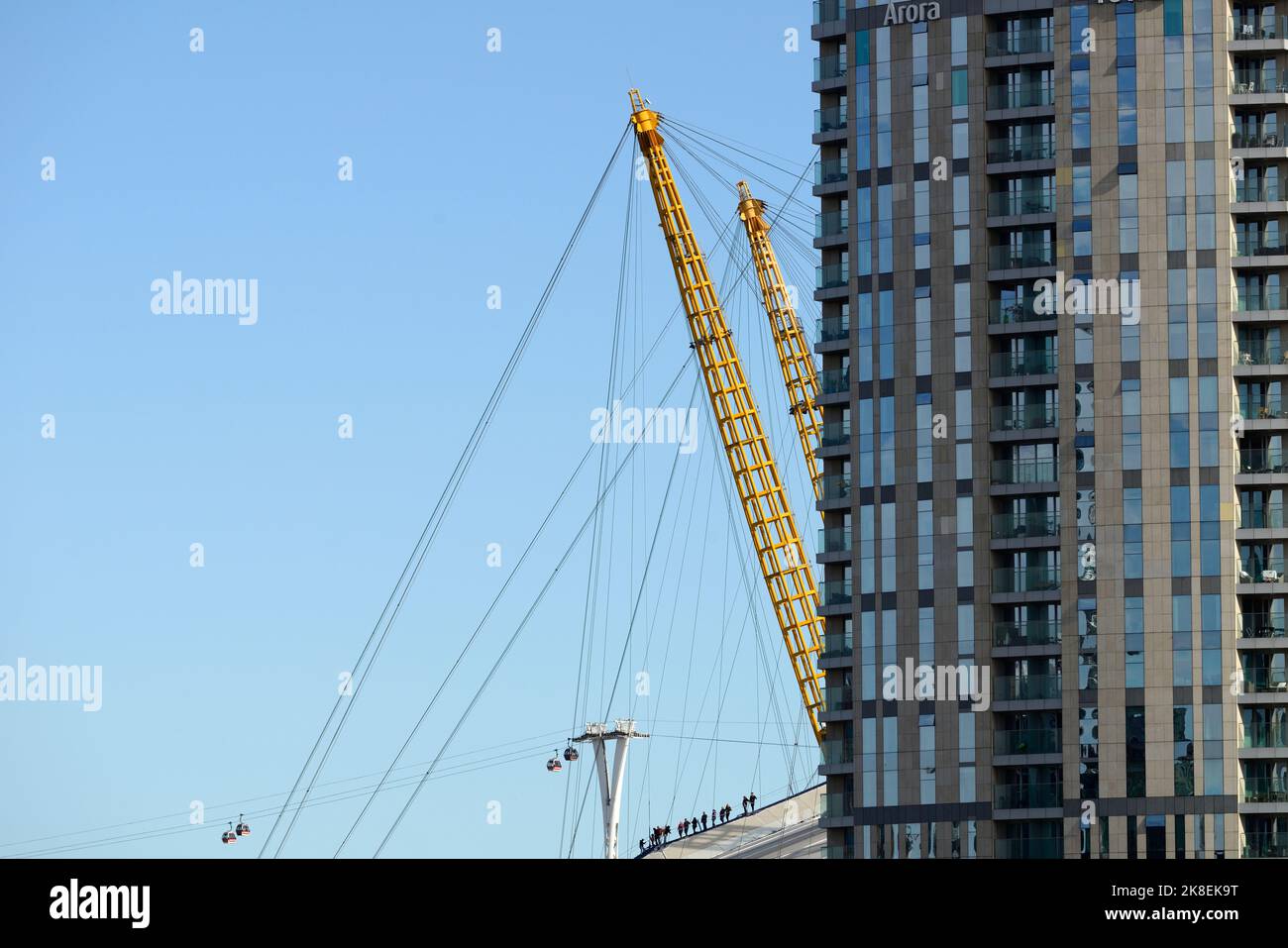 L'ESPERIENZA DI ARRAMPICATA su O2 Arena, Intercontinental Hotel in primo piano, Greenwich Peninsula, South East London, Regno Unito Foto Stock