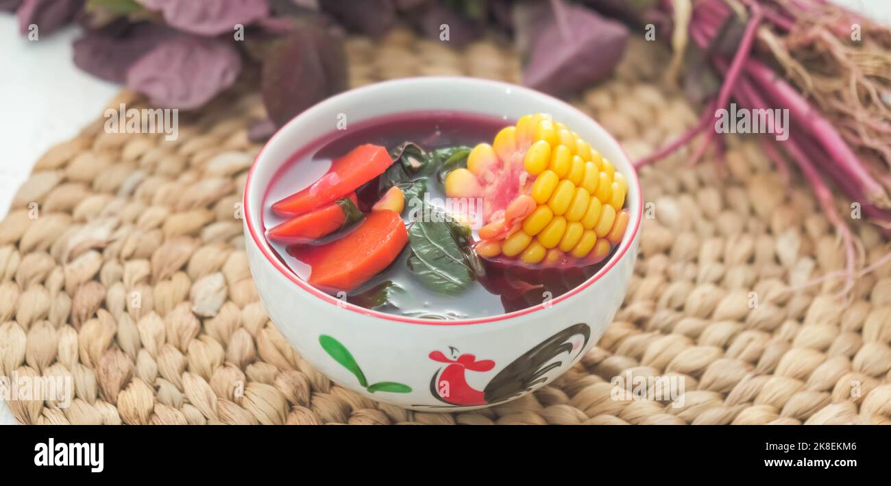 Zuppa di spinaci rossi da mangiare Foto Stock