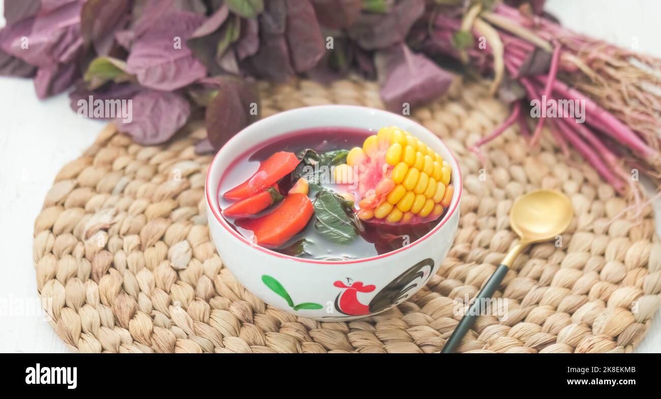 Zuppa di spinaci rossi da mangiare Foto Stock