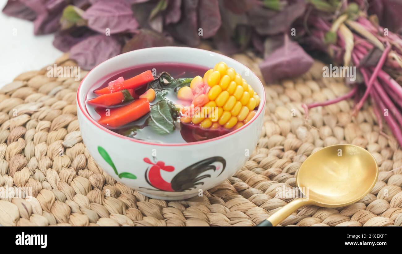 Zuppa di spinaci rossi da mangiare Foto Stock