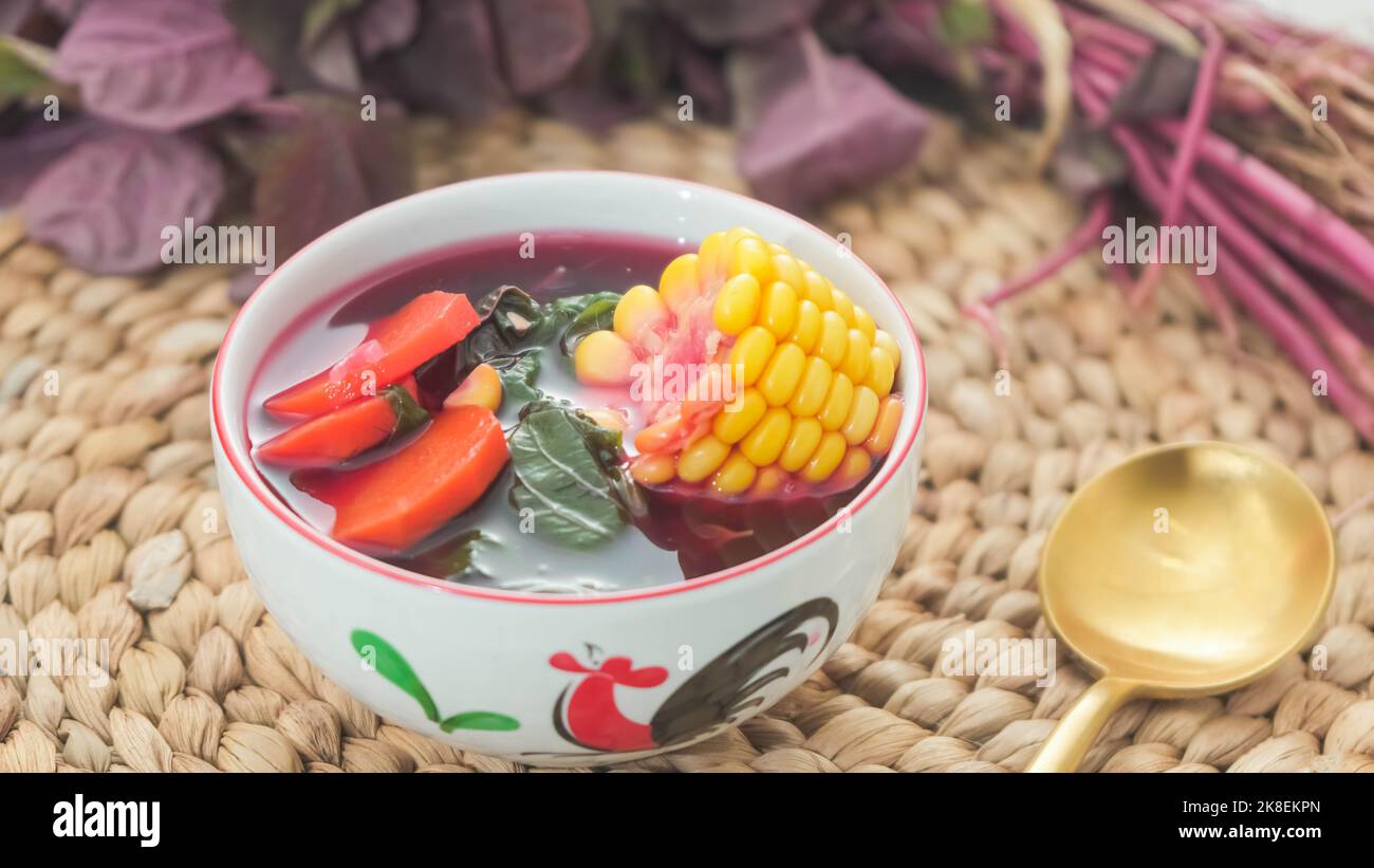 Zuppa di spinaci rossi da mangiare Foto Stock