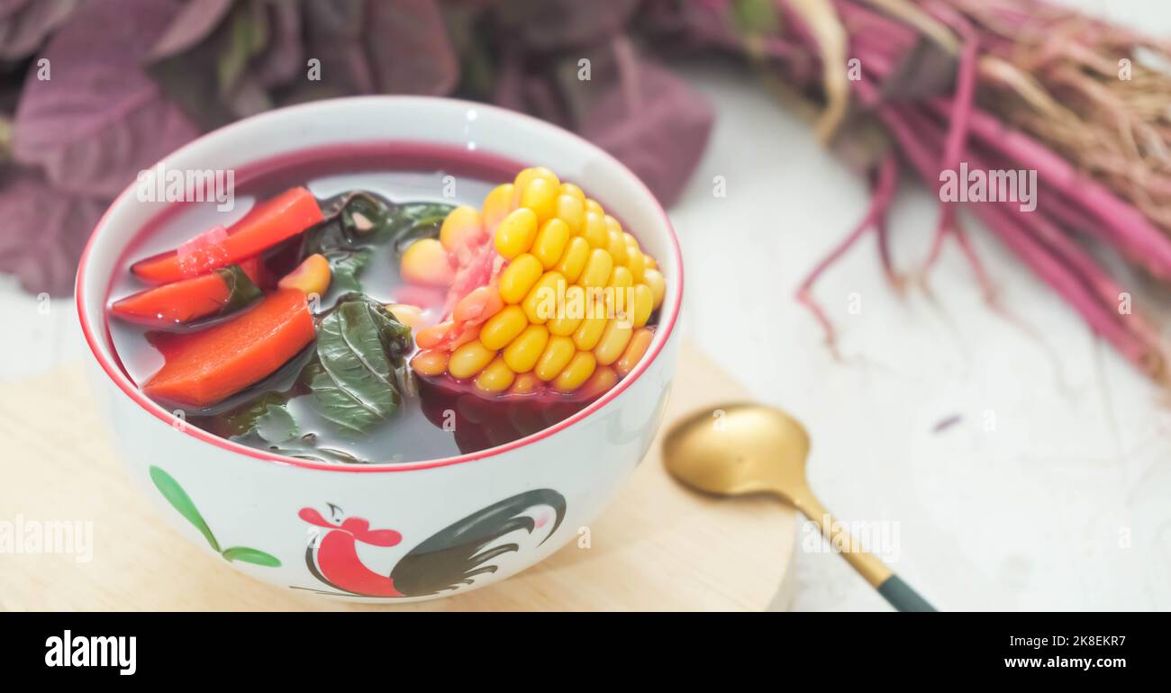 Zuppa di spinaci rossi da mangiare Foto Stock