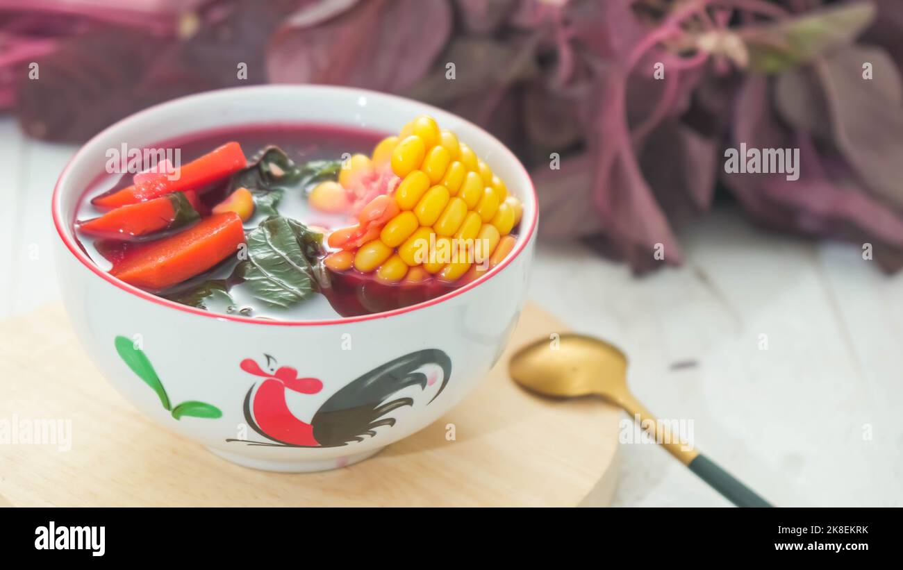 Zuppa di spinaci rossi da mangiare Foto Stock