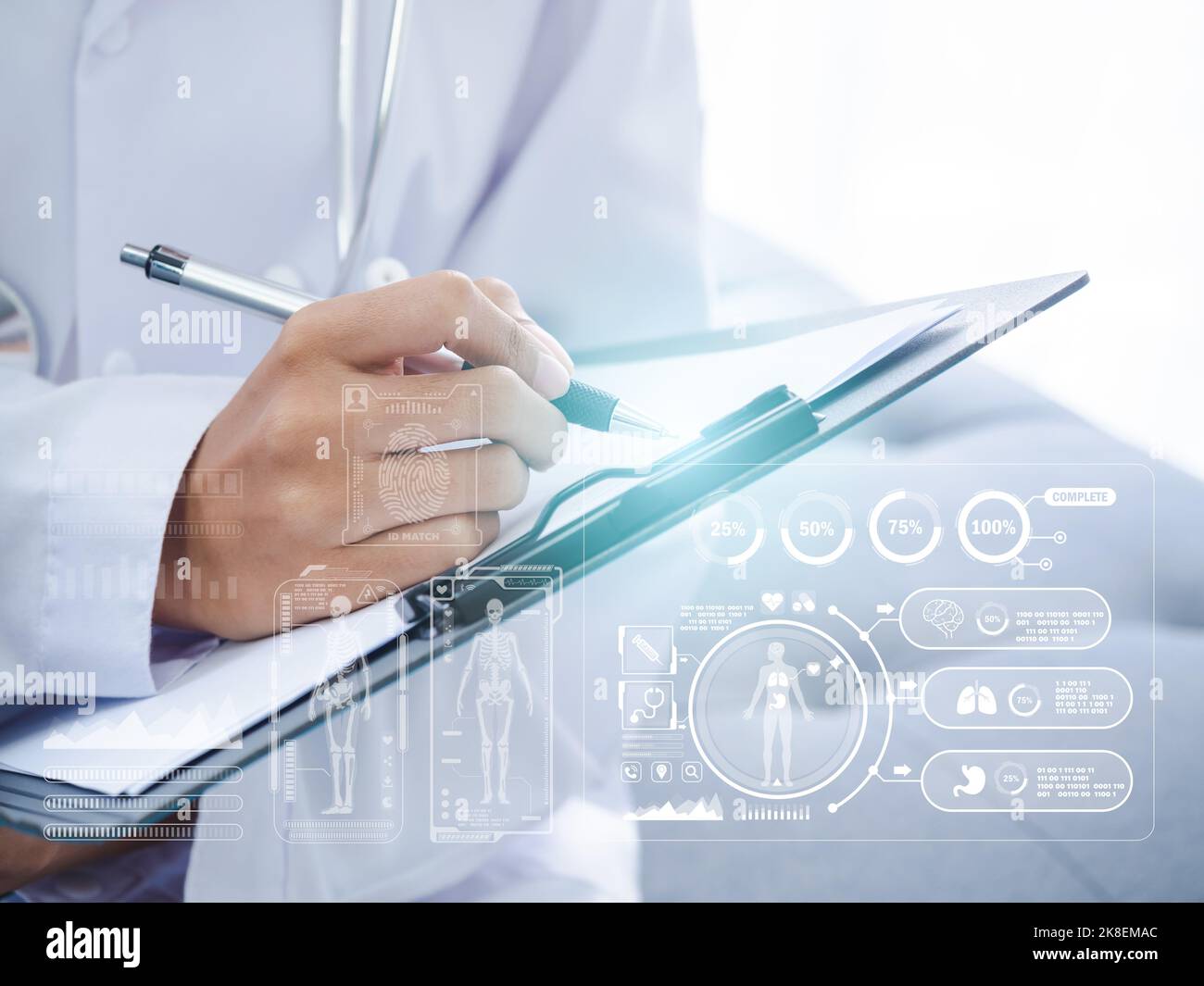 Informazioni sulla salute, icone del corpo e degli organi interni, informazioni sul file fisico del paziente sullo schermo virtuale e foto della mano del medico che prende appunti vicino al pat Foto Stock