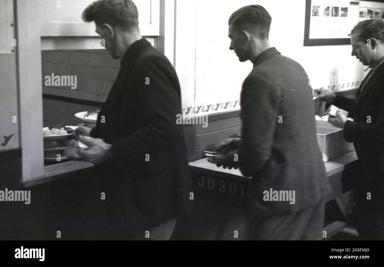 1938, storico, ex lavoratori della miniera presso il centro di formazione del Ministero del lavoro presso la nuova proprietà industriale Treforest, raccogliendo il loro pasto per pranzo di torta & schiacciata dalla cucina che serve il portello della mensa, Galles del Sud, Regno Unito. Foto Stock