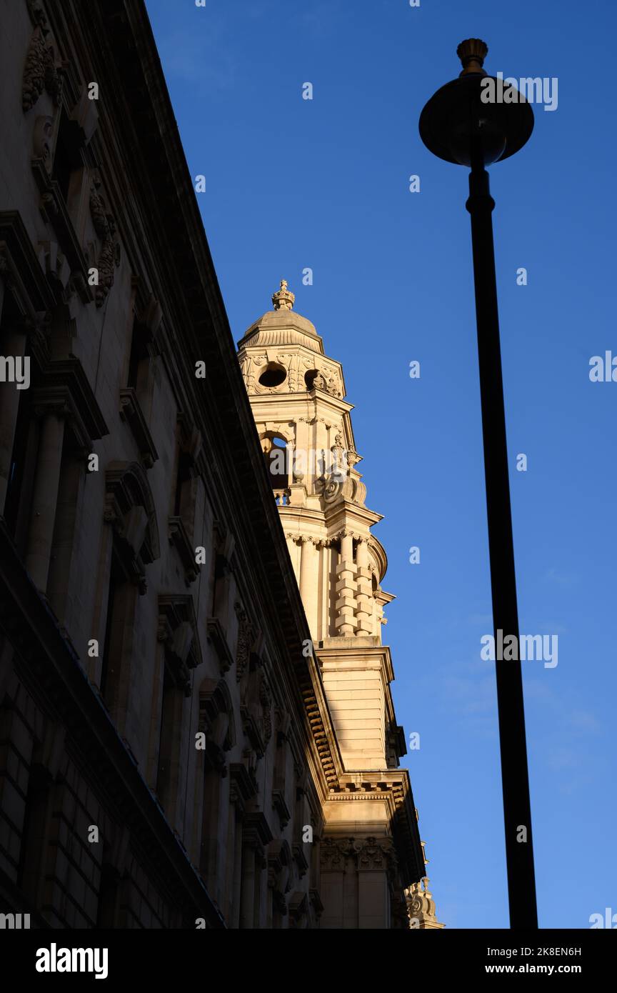 LONDRA - 3 novembre 2020: Uffici governativi la torre di Great George Street è illuminata dalla luce solare dorata nel tardo pomeriggio Foto Stock