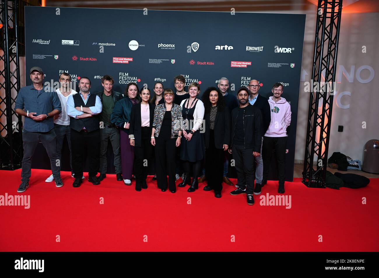 Colonia, Germania. 21st Ott 2022. Cast e equipaggio : Felix Vörtler, Maxim Mehmet, Sophie dal, Tina Pfurr, Holger Stockhaus, Yunus Cumartpay e Catherine Chikosi, tra gli altri, arrivano per la proiezione del film ' Friesland : Lost and Found ' al 32nd Film Festival Colonia (ex Cologne Conference) 2022, un festival internazionale del cinema. Credit: Horst Galuschka/dpa/Horst Galuschka dpa/Alamy Live News Foto Stock