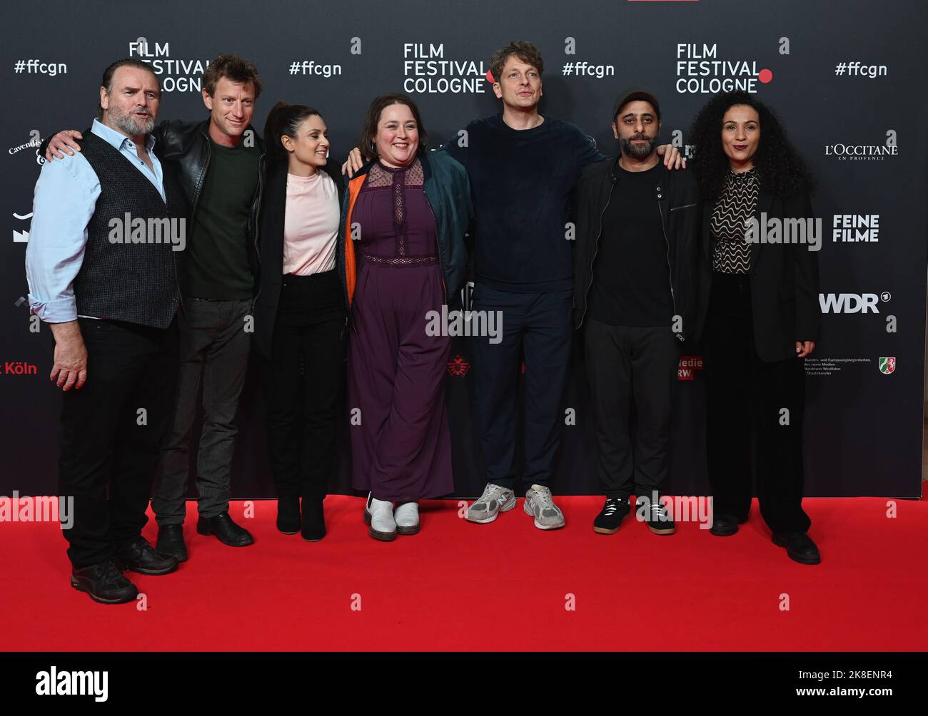 Colonia, Germania. 21st Ott 2022. Attori Felix Vörtler, Maxim Mehmet, Sophie dal, Tina Pfurr, Holger Stockhaus, Yunus Cumartpay e Catherine Chikosi, l-r, arrivano alla proiezione del film " Friesland : Lost and Found " al 32nd Film Festival di Colonia (ex Cologne Conference) 2022, un festival internazionale del cinema. Credit: Horst Galuschka/dpa/Horst Galuschka dpa/Alamy Live News Foto Stock