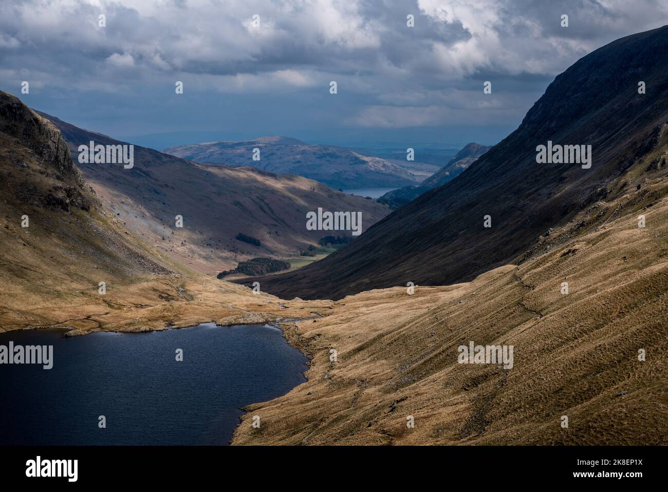 Grisedale Tarn e le colline circostanti viste dalla base di Seat Sandal, il Lake District, Cumbria, Inghilterra Foto Stock