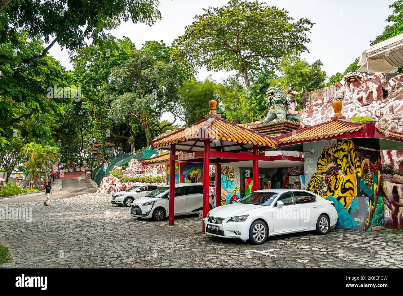 Parcheggio e vecchio ufficio biglietteria al parco a tema Haw Par Villa. Questo parco ha statue e diorami scene della mitologia cinese, folklore, leggende, un Foto Stock