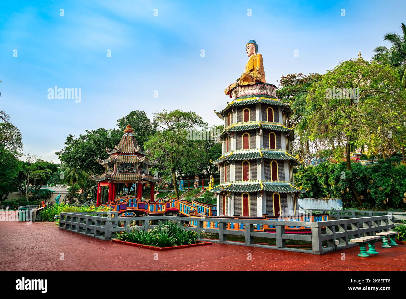 Pagoda Cinese e Padiglione sul Lago al Parco a tema Villa Haw Par. Questo parco ha statue e scene di diorami dalla mitologia cinese, folklore, legen Foto Stock
