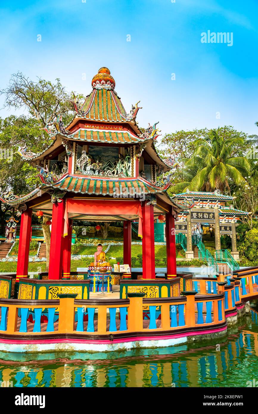 Pagoda Cinese e Padiglione sul Lago al Parco a tema Villa Haw Par. Questo parco ha statue e scene di diorami dalla mitologia cinese, folklore, legen Foto Stock