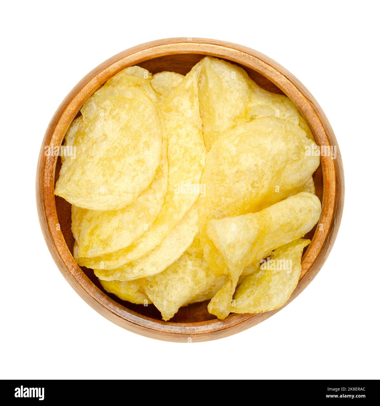 Patatine salate, crocchette di patate in una ciotola di legno. Fettine sottili di patate, fritte in olio fino a croccanti. Servito come snack, contorno o antipasto. Foto Stock