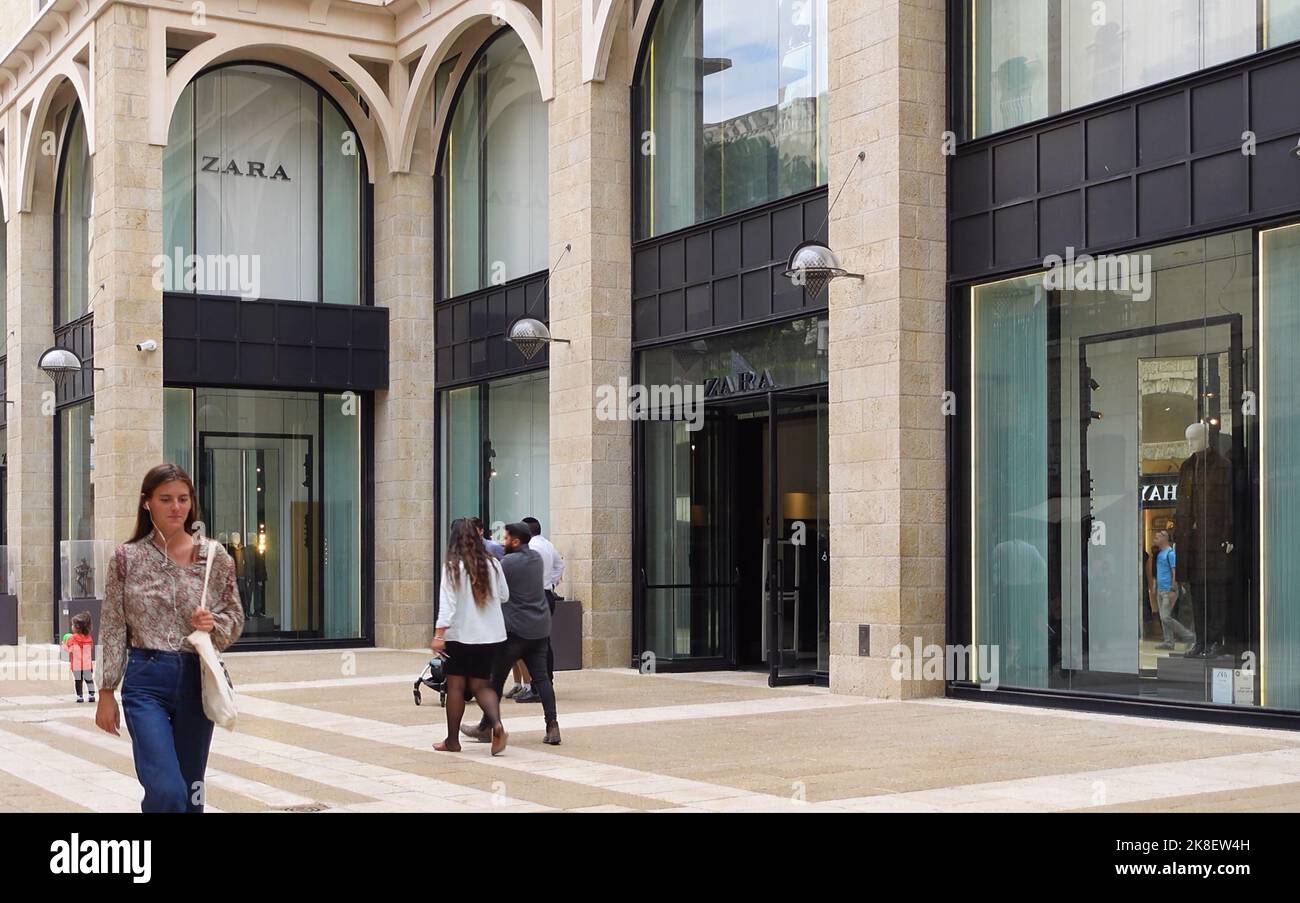 GERUSALEMME, ISRAELE - 23 OTTOBRE: Gli acquirenti passano dal negozio di abbigliamento Zara, che gli arabi israeliani chiedono boicottaggio, situato nel centro commerciale all'aperto Mamilla Mall il 23 ottobre 2022 a Gerusalemme, Israele. Gli arabi israeliani chiedono un boicottaggio della catena di moda spagnola Zara dopo che il suo proprietario di franchising Canadese-israeliano, Joey Schwebel, ha ospitato il legislatore di estrema destra Itamar ben Gvir per un evento di campagna elettorale la scorsa settimana. Credit: Eddie Gerald/Alamy Live News Foto Stock