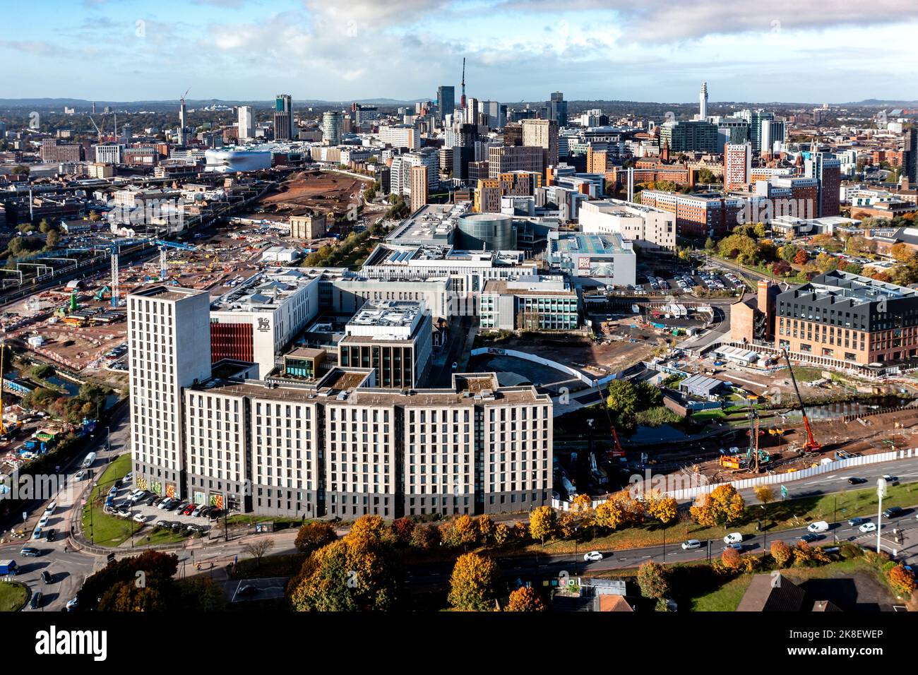 BIRMINGHAM, REGNO UNITO - 17 OTTOBRE 2022. Una vista aerea dello skyline cittadino di Birmingham che include il cantiere del progetto ferroviario HS2 Foto Stock