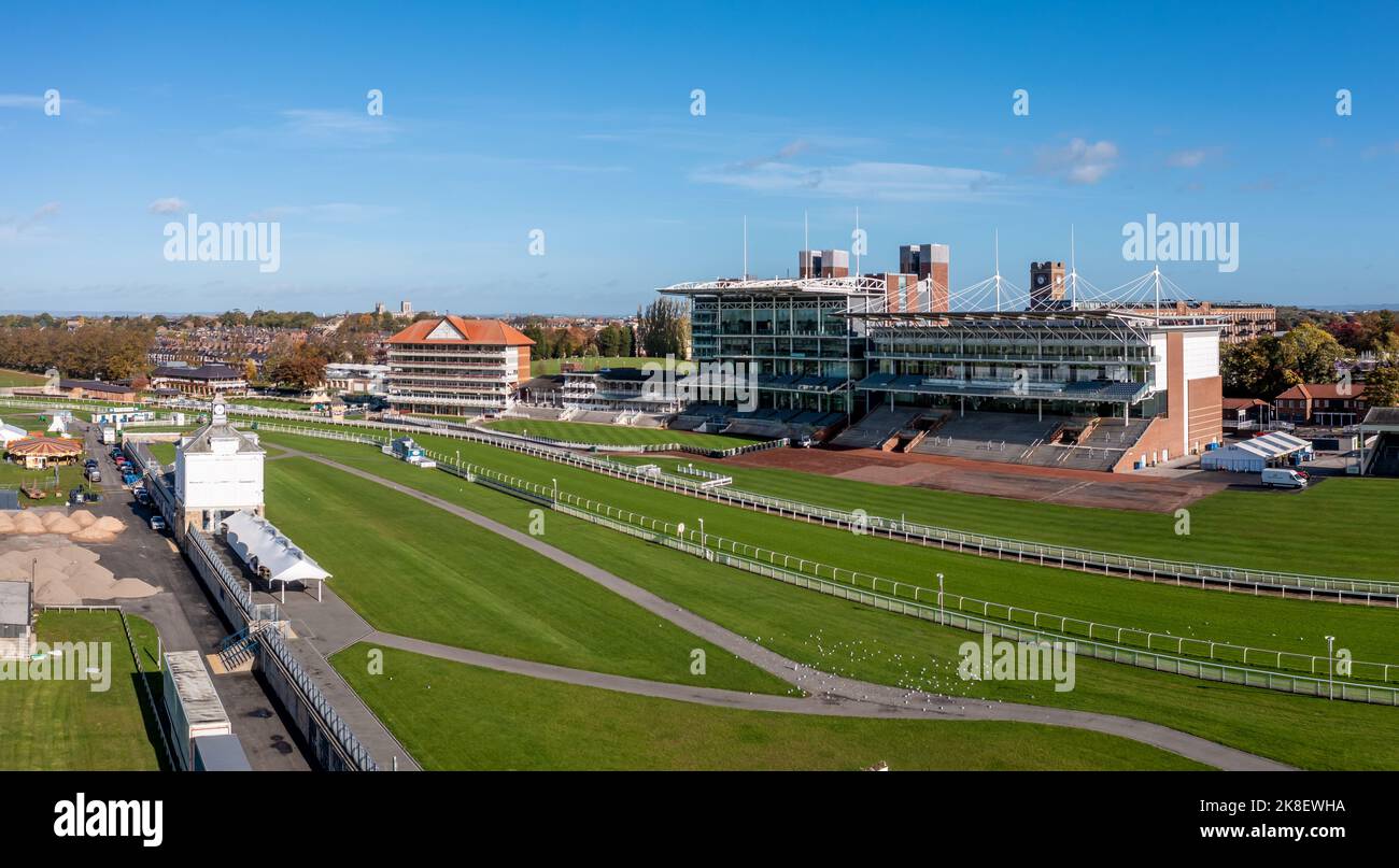 YORK, REGNO UNITO - 22 OTTOBRE 2022. Un paesaggio aereo dell'ippodromo di York con la tribuna della contea e la linea di arrivo Foto Stock