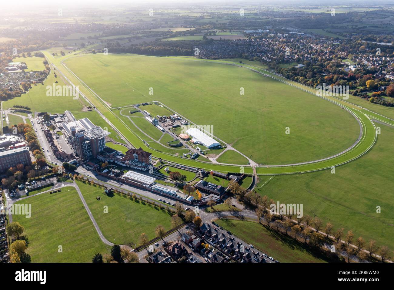 YORK, REGNO UNITO - 22 OTTOBRE 2022. Un paesaggio aereo dell'ippodromo di York con la tribuna della contea e la linea di arrivo Foto Stock