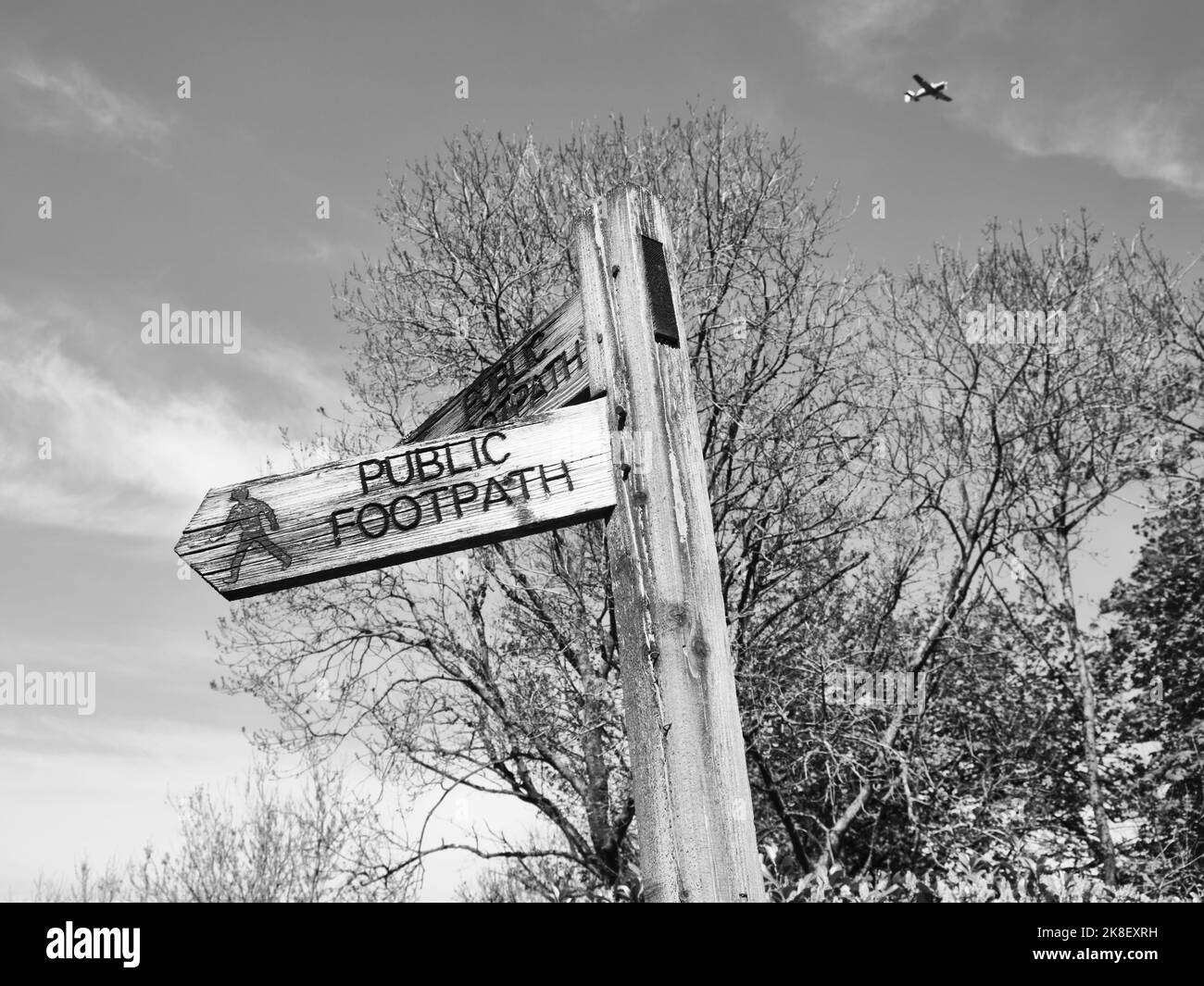 Sentiero pubblico in legno cartello in campagna Foto Stock
