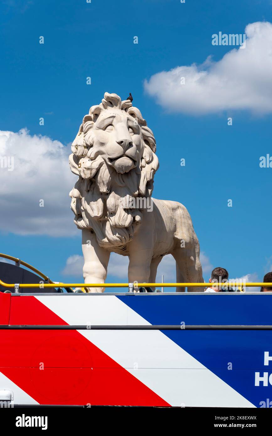 La statua del Leone della South Bank fuori dalla County Hall, che era la sede del London County Council sulla South Bank, Lambeth, Londra, Regno Unito. Bus turistico britannico Foto Stock