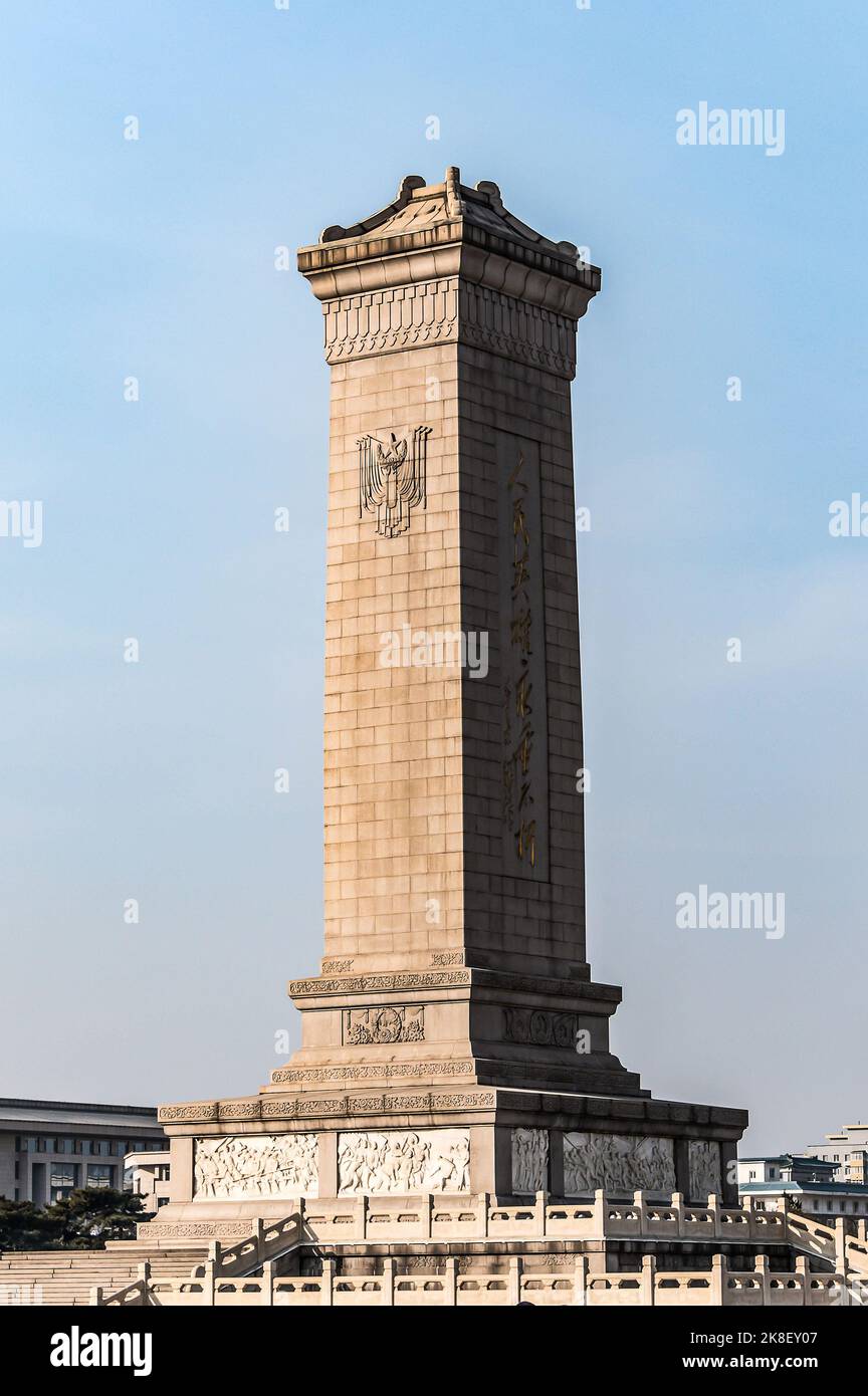 Pechino, Cina - 17 gennaio 2020: Monumento agli Eroi Del Popolo in Piazza Tiananmen, eretto come monumento nazionale della Cina ai martiri della rivoluzione Foto Stock