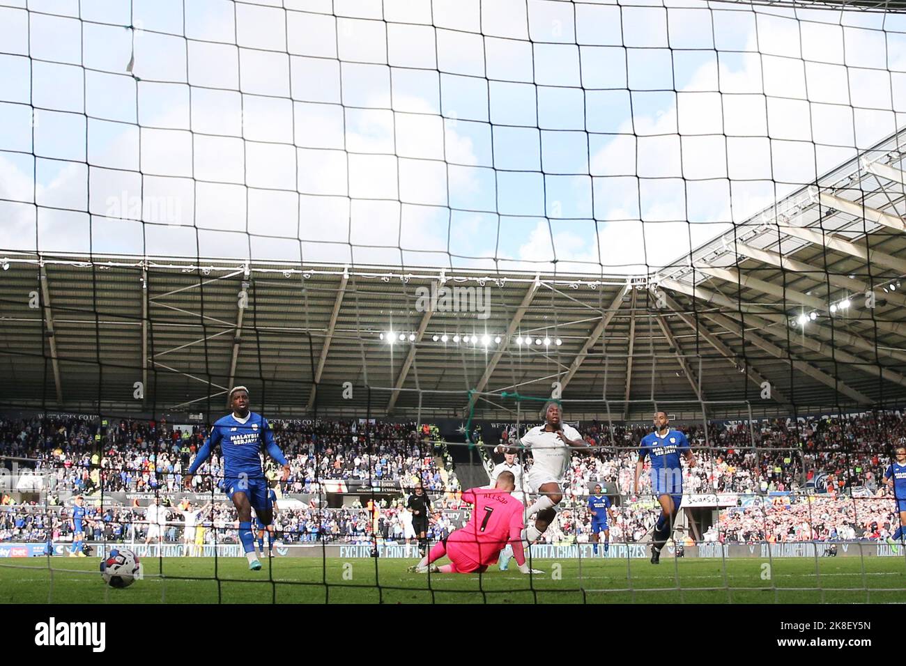 Swansea, Regno Unito. 23rd Ott 2022. Michael Obafemi di Swansea City (9) batte il portiere della città di Cardiff Ryan Allsop mentre spara e segna il suo obiettivo di squadra 2nd. Partita del campionato EFL Skybet, Swansea City contro Cardiff City al Swansea.com Stadium di Swansea, Galles, domenica 23rd ottobre 2022. Questa immagine può essere utilizzata solo per scopi editoriali. Solo per uso editoriale, licenza richiesta per uso commerciale. Nessun utilizzo nelle scommesse, nei giochi o nelle pubblicazioni di un singolo club/campionato/giocatore. pic di Andrew Orchard/Andrew Orchard SPORTS photography/Alamy Live news Credit: Andrew Orchard SPORTS photography/Alamy Live News Foto Stock