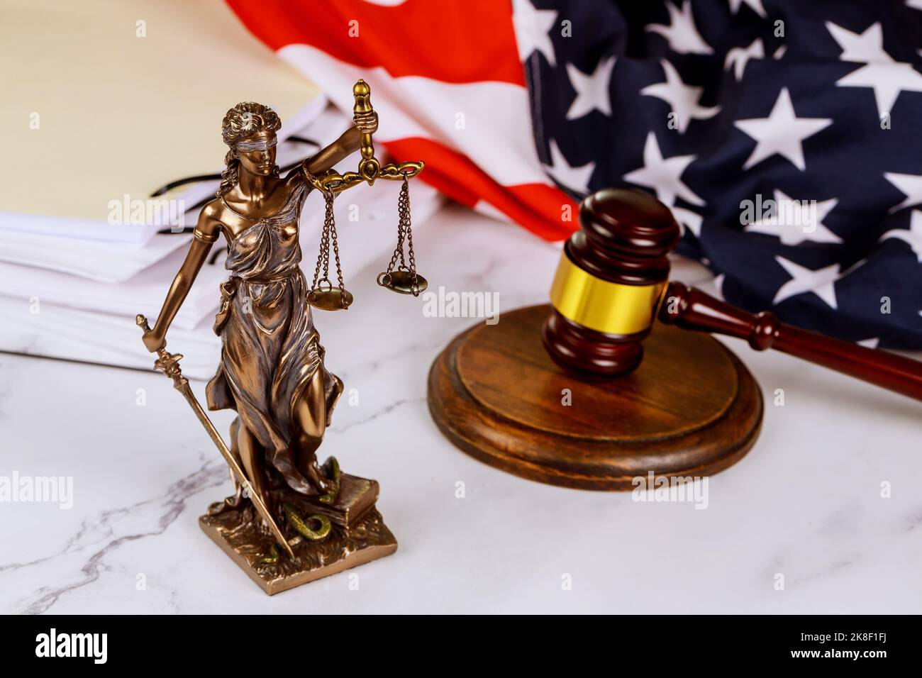 Una statua di giustizia con documenti amministrativi cartelle in piedi sulla scrivania dell'avvocato è raffigurata dalla legge Foto Stock