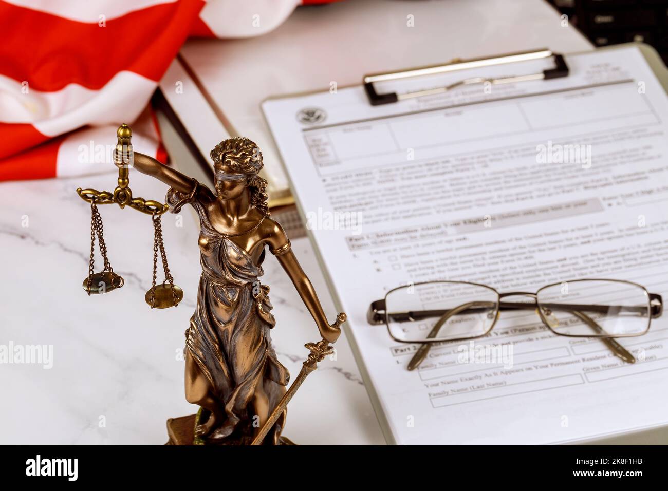 Statua giustizia con documenti di amministrazione cartelle in piedi sulla scrivania dell'avvocato è rappresentato dalla legge Foto Stock