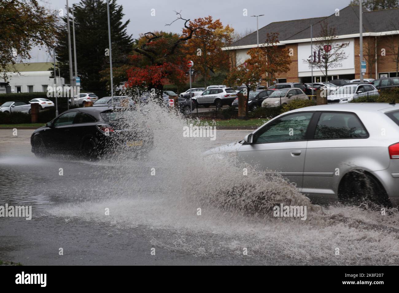 Colchester, Regno Unito. 23rd Ott 2022. Forti docce tuono stanno causando inondazioni flash su alcune strade di Colchester, Essex. C'è un avviso meteo Met Office in atto per temporali in tutta l'Inghilterra orientale fino alle prime ore del lunedì mattina. Credit: Eastern views/Alamy Live News Foto Stock