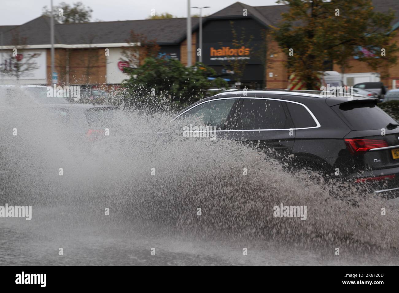 Colchester, Regno Unito. 23rd Ott 2022. Forti docce tuono stanno causando inondazioni flash su alcune strade di Colchester, Essex. C'è un avviso meteo Met Office in atto per temporali in tutta l'Inghilterra orientale fino alle prime ore del lunedì mattina. Credit: Eastern views/Alamy Live News Foto Stock