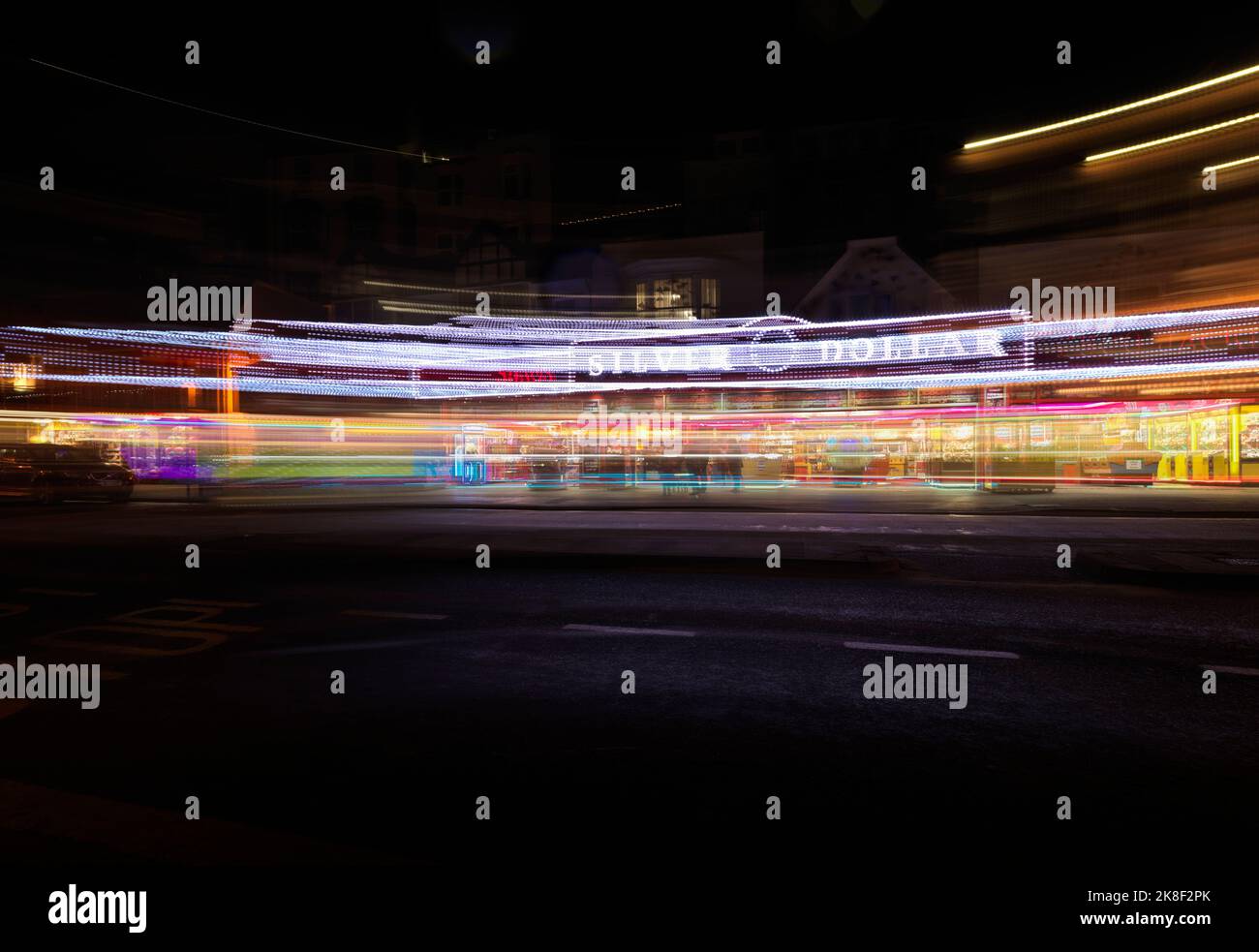 Sala giochi illuminata di notte a Scarborough con movimento fotocamera Foto Stock