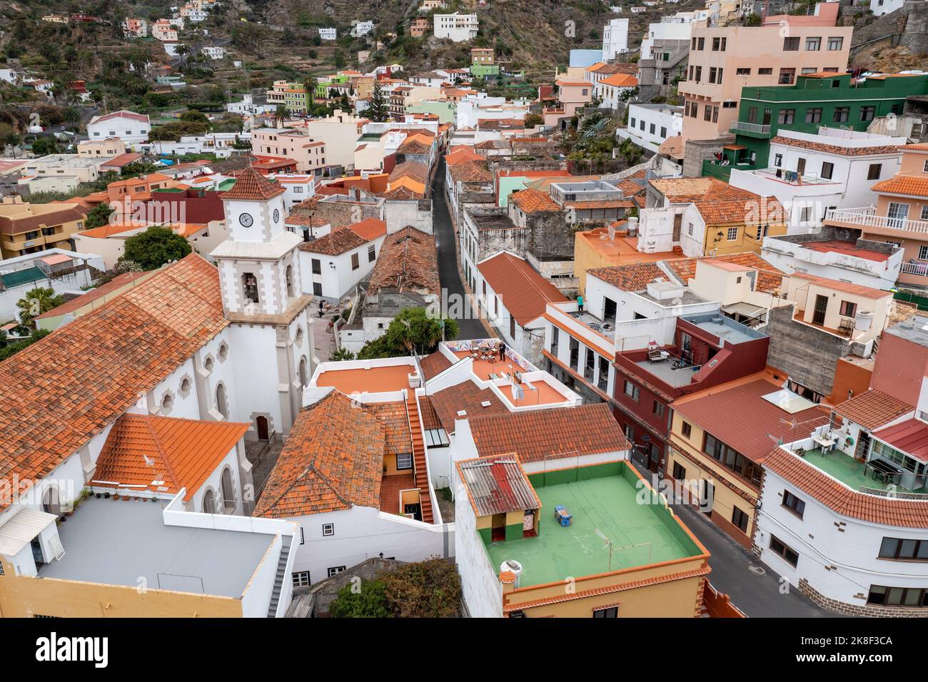 La Gomera - Roque El Cano e la città di Vallehermoso dall'alto. La Gomera, Isole Canarie. Foto Stock