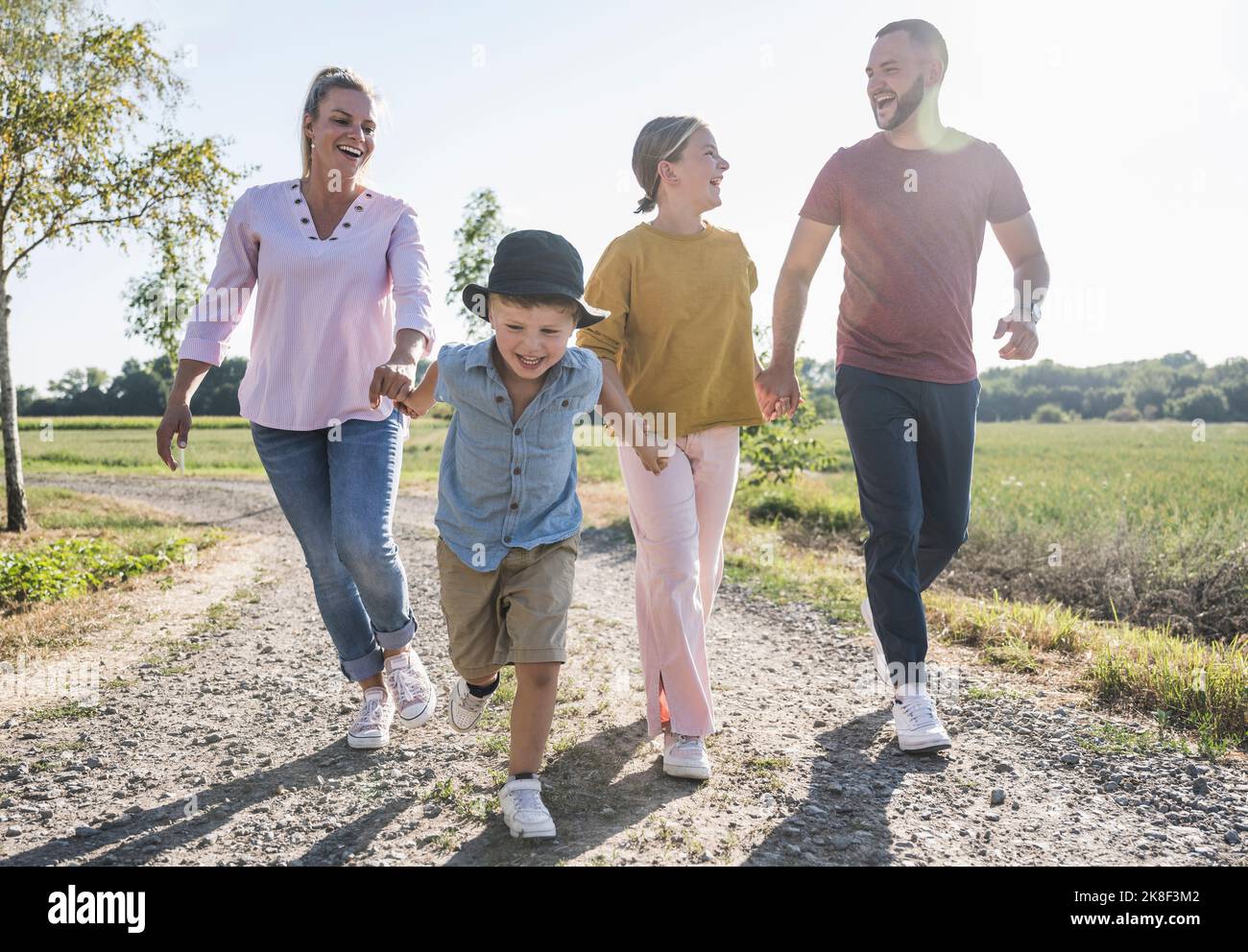 Buona familiarità con le mani che camminano attraverso la natura Foto Stock