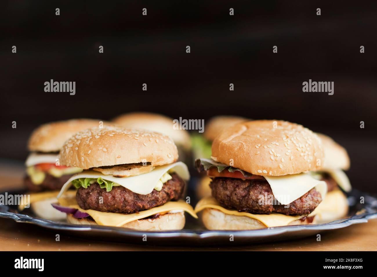 Cheeseburgers gourmet sul piatto Foto Stock
