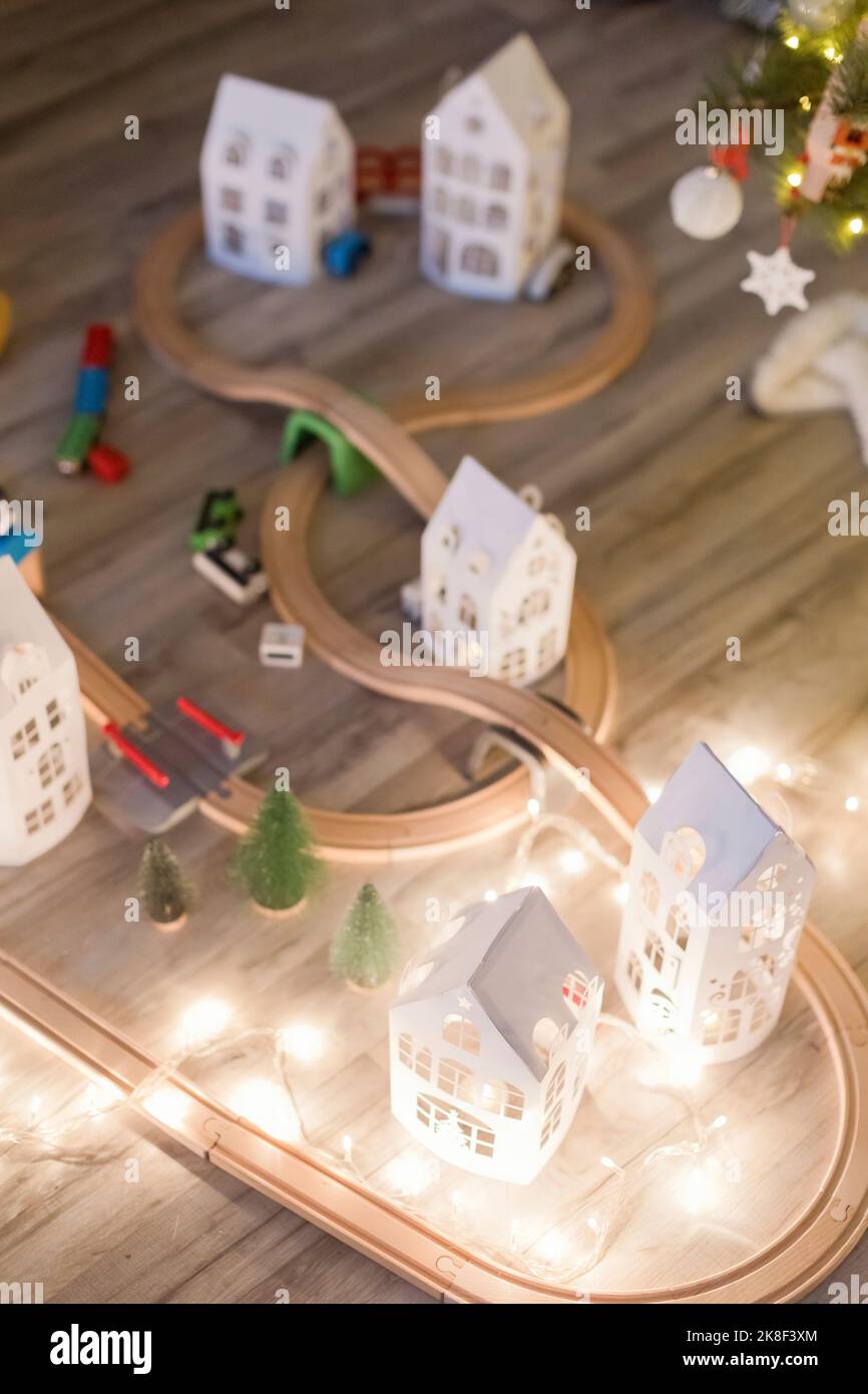 Binario giocattolo in legno con luce a corda da decorazione natalizia a casa Foto Stock